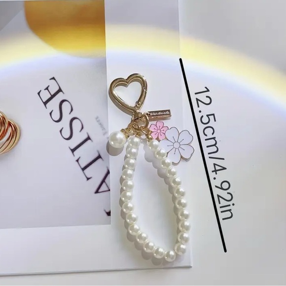 Elegant Pearl Keychain with Heart Clasp - Picture 4 of 4